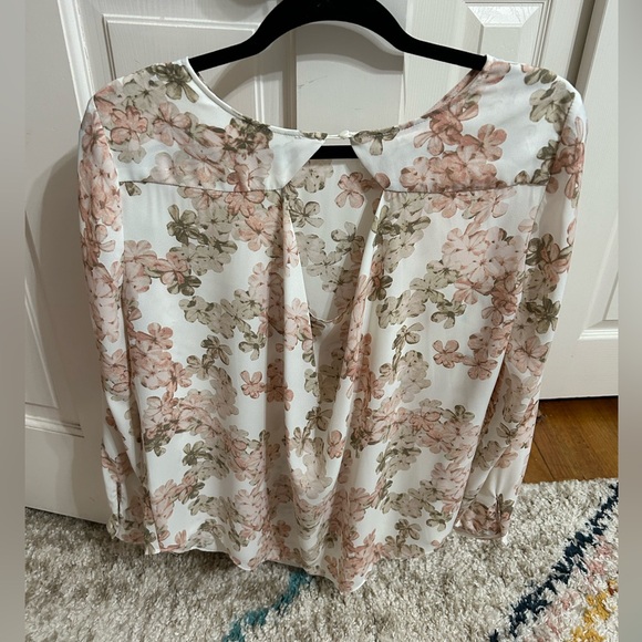 FLORAL BLOUSE | flowy fit with back detail and cutout - Picture 2 of 6